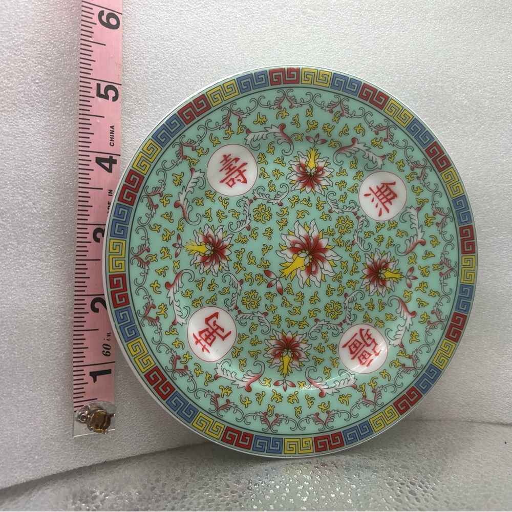 Gorgeous plate with Chinese design